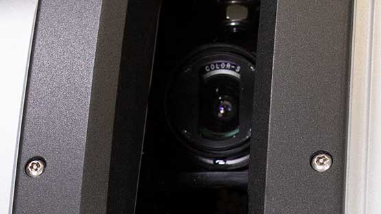 Um close da câmera HDR interna de um scanner Maptek.