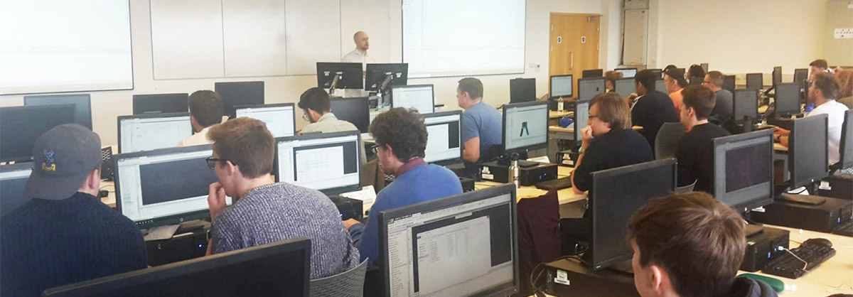 Los estudiantes de la Escuela de Minas de Camborne aprenden habilidades de software Vulcan para prepararse para el trabajo en la industria.