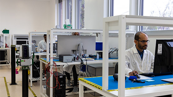 Varios empleados de fabricación de Maptek trabajando en la planta de ensamblaje.