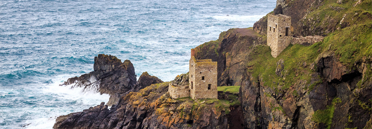 Las casas de máquinas que salpican la costa de Cornwall son evidencia de actividades mineras anteriores