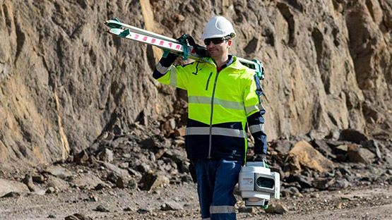 Um operador de scanner pode carregar facilmente um scanner Maptek e um tripé.